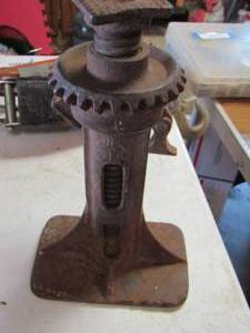 lot 232 image: Vintage 5 ton #18 crank floor jack