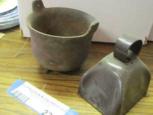 lot 238 image: Small cow bell- Mini pot