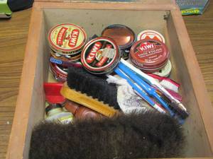 lot 243 image: Shoe shinning kit