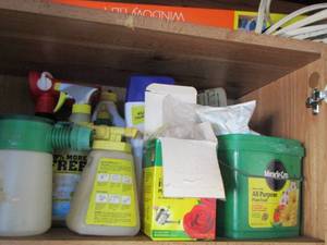lot 262 image: Garden lot- miracle grow- sprayers-