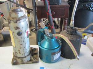 lot 271 image: Hydraulic 4 ton floor jack 2 pump oilers