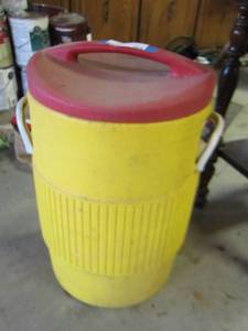 lot 304 image: Igloo drink cooler