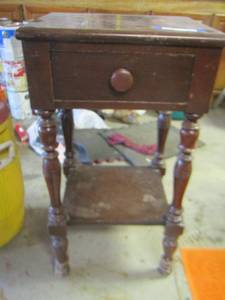 lot 305 image: Single draw brown side table