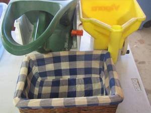 lot 319 image: Hand held seeders - wicker basket- 3 white organizers