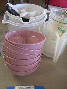 lot 335 image: Measuring cups and bowls