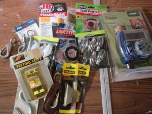 lot 350 image: Hose faucet timer- small light bulbs- razor blades- hook plus