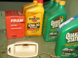 lot 360 image: 1qt oil Pennzoil 10w30- qty 2- Quaker oil qty 4 10w40