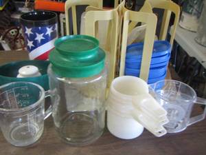 lot 387 image: Kitchen lot- measuring cups- drinking cups- lids and bowls
