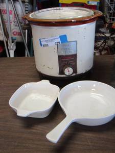 lot 389 image: Canter craft crock watcher crock pot- 2 corning dishes