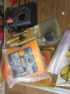lot 394 image: Ryobi charger- paint brushes- handy bundler plus