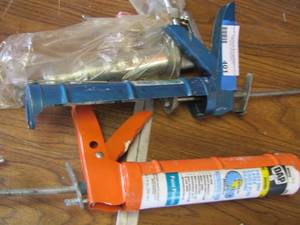 lot 401 image: Caulking guns and grease guns