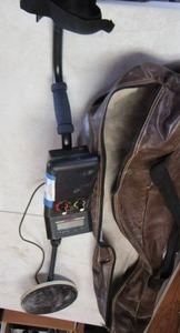 lot 441 image: Bounty hunter metal detector bag- treasure hunter all vision pro metal detector