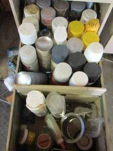 lot 475 image: Large lot of used spray paint cans all colors