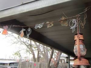 lot 509 image: Outdoor hanging chimes- lanterns and metal dcor