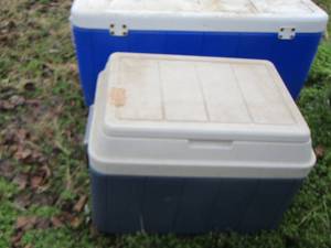 lot 511 image: Small cooler- one large ice chest