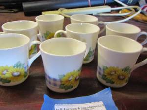 lot 583 image: Set of 8 corning ware sunflower handled coffee cups like new