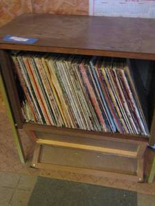 lot 596 image: Record table with various records- Elvis presley- mack davis- jones and many more