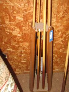 lot 612 image: Pool stick practice shooter- stand - 8 various sticks