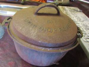 lot 9 image: Wagner Ware cast iron #7 covered pot