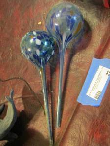 lot 22 image: Blown glass dcor qty 2
