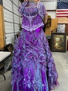 lot 72 image: Quinceaera Dress