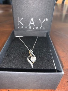 lot 59 image: Kay Jewelers necklace