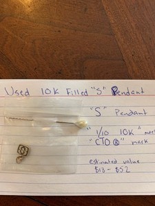 lot 7 image: 10 K pendant