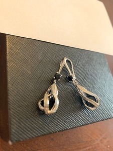 lot 9 image: Earrings