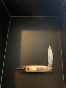 lot 17 image: Pocket Knife