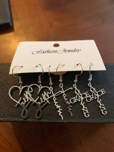 lot 19 image: Earrings