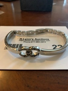 lot 22 image: Bracelet