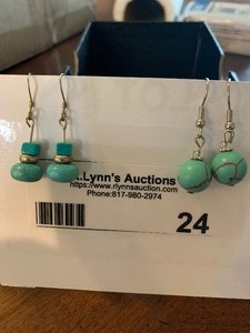 lot 24 image: Earrings