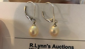 lot 28 image: Earrings
