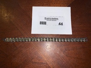 lot 44 image: Bracelet