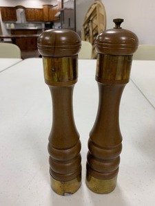 lot 121 image: Vintage wooden salt and pepper grinders
