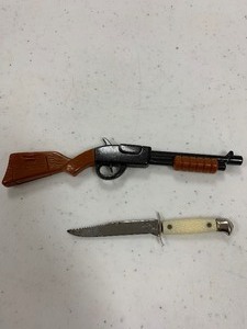 lot 114 image: Miniature cap gun and knife