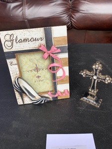 lot 132 image: Decor lot