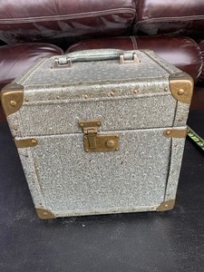 lot 133 image: small chest with tray and mirror