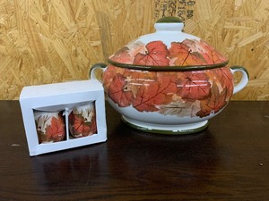 lot 154 image: Large soup bowl and salt and pepper shaker