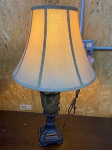 lot 158 image: Nice lamp