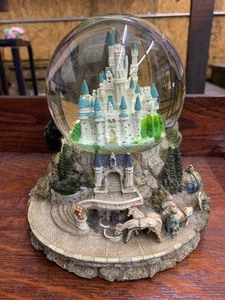 lot 173 image: Large snow globe