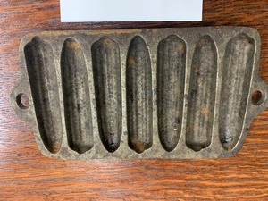 lot 162 image: Cast iron cornbread pan