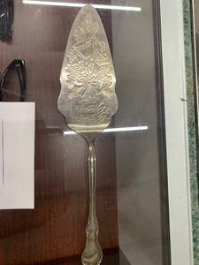 lot 165 image: Vintage holiday dessert spatula
