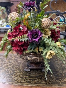 lot 200 image: Floral arrangement