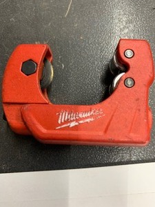 lot 102 image: Milwaukee tube cutting tool