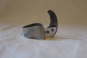 lot 175 image: Vintage Handy Twine Knife Co. Finger Twine Cutter
