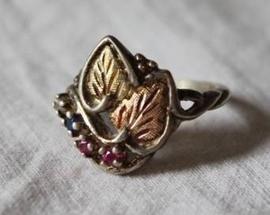 lot 3 image: Black Hills Gold Leaf Ring 12K Gold and .925 Sterling Silver Size 5.75