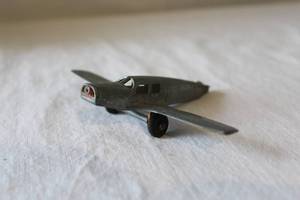 lot 210 image: 1950s Tootsietoy Beechcraft Bonanza Metal Plane