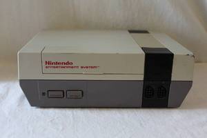lot 211 image: 1985 Nintendo Entertainment System