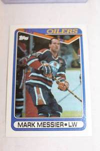 lot 225 image: 1990 Topps NHL #130 Mark Messier Trading Card